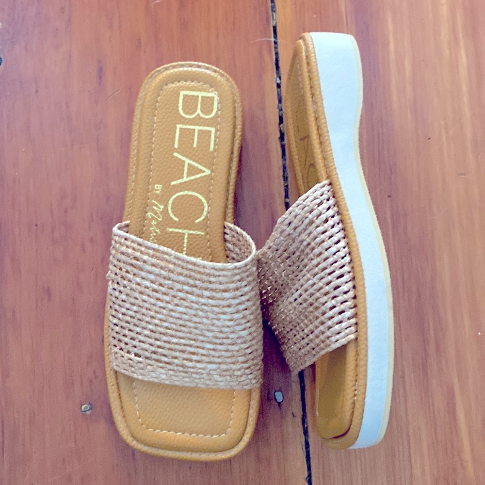 Tan woven beach sandals women size 7.5 never worn